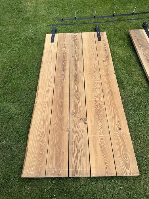 Drzwi przesuwne ze starych desek jodłowych, drewno szczotkowane