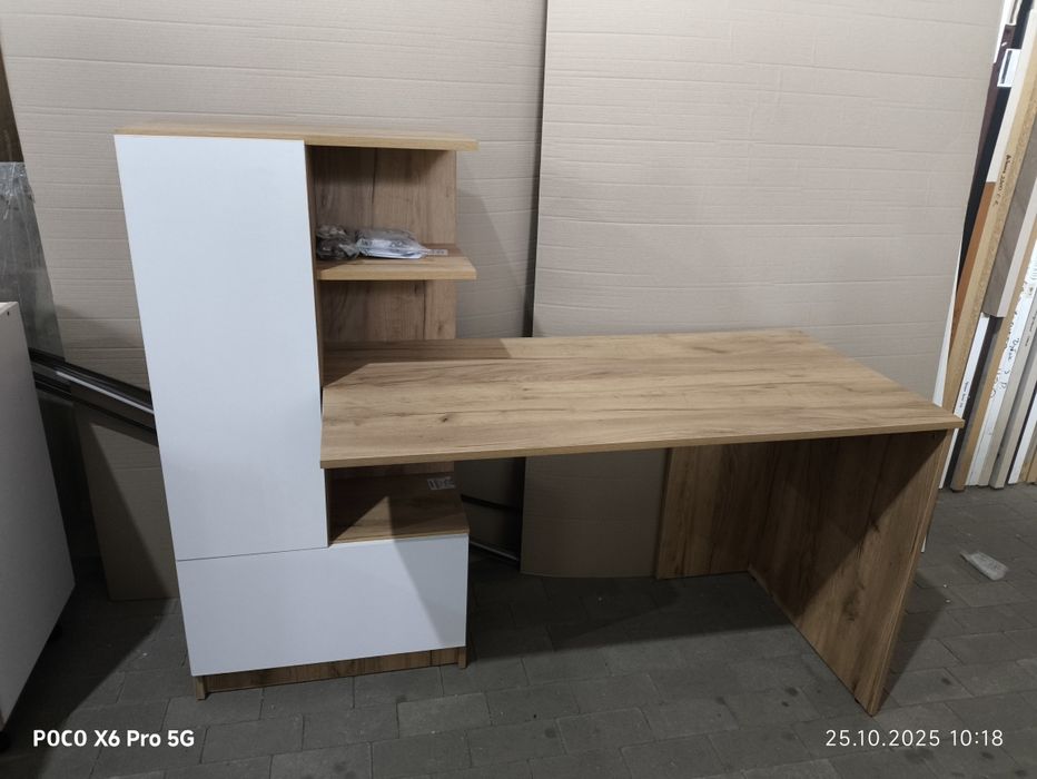 Комп'ютерний стіл