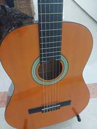 Guitarra Clássica em bom estado geral e com bom braço.