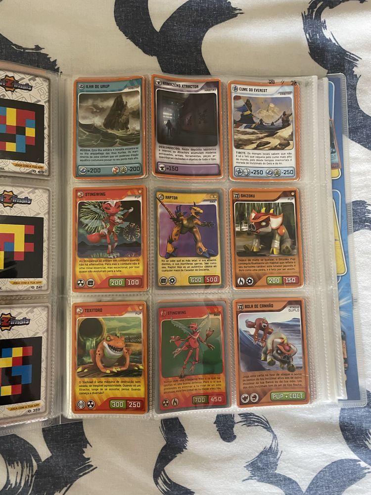 Caderneta Invizimals com 93 cromos (5 especiais)