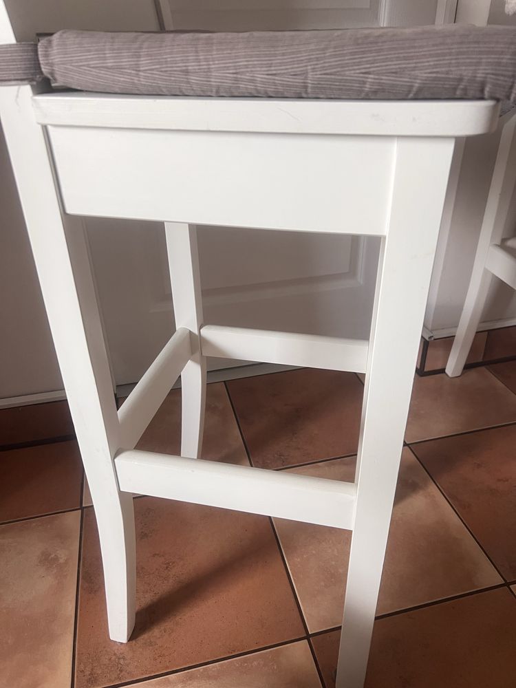 2 szt hokery biale z poduszkami