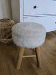 Taboret boho z futrem drewniany