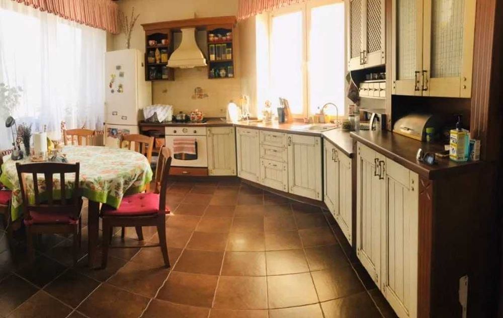 Продаж двоповерхового будинку з сауною напроти лісу.