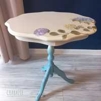 Drewniany malowany stolik