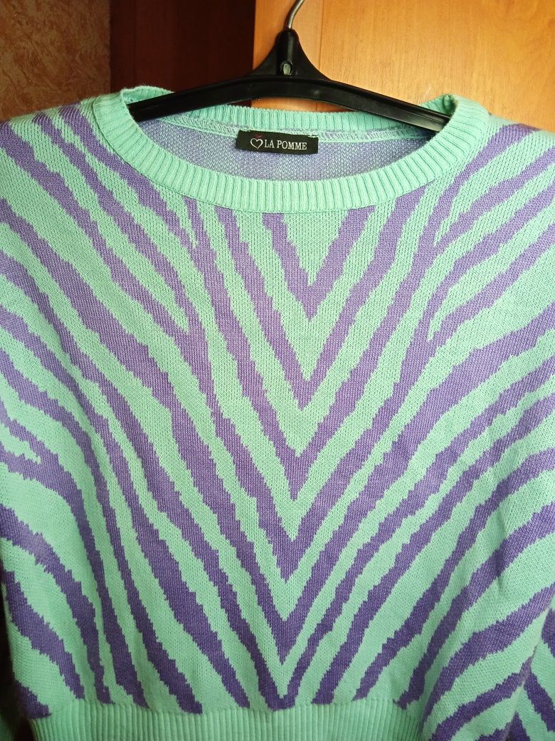 Яскравий светр на розмір S,M