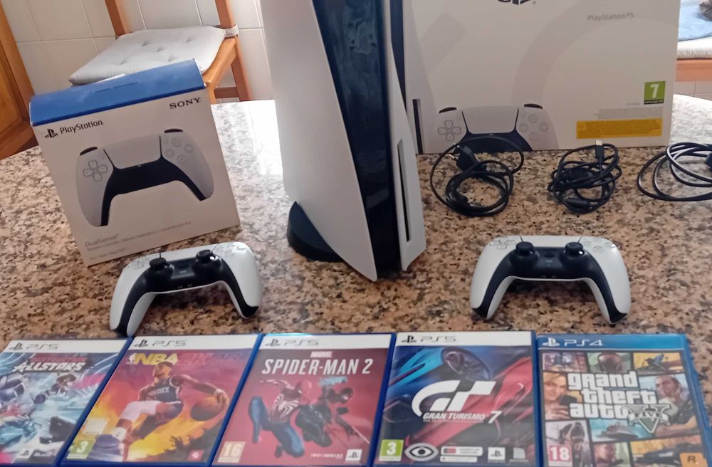 Consola PS5 1Tb standard com comando e 4 jogos