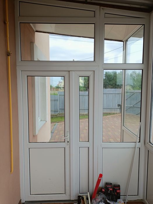 Віконна конструкція на ганок