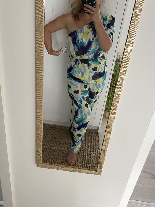 Wzorzysty, elegancki kombinezon z dlugimi nogawkami na jedno ramie