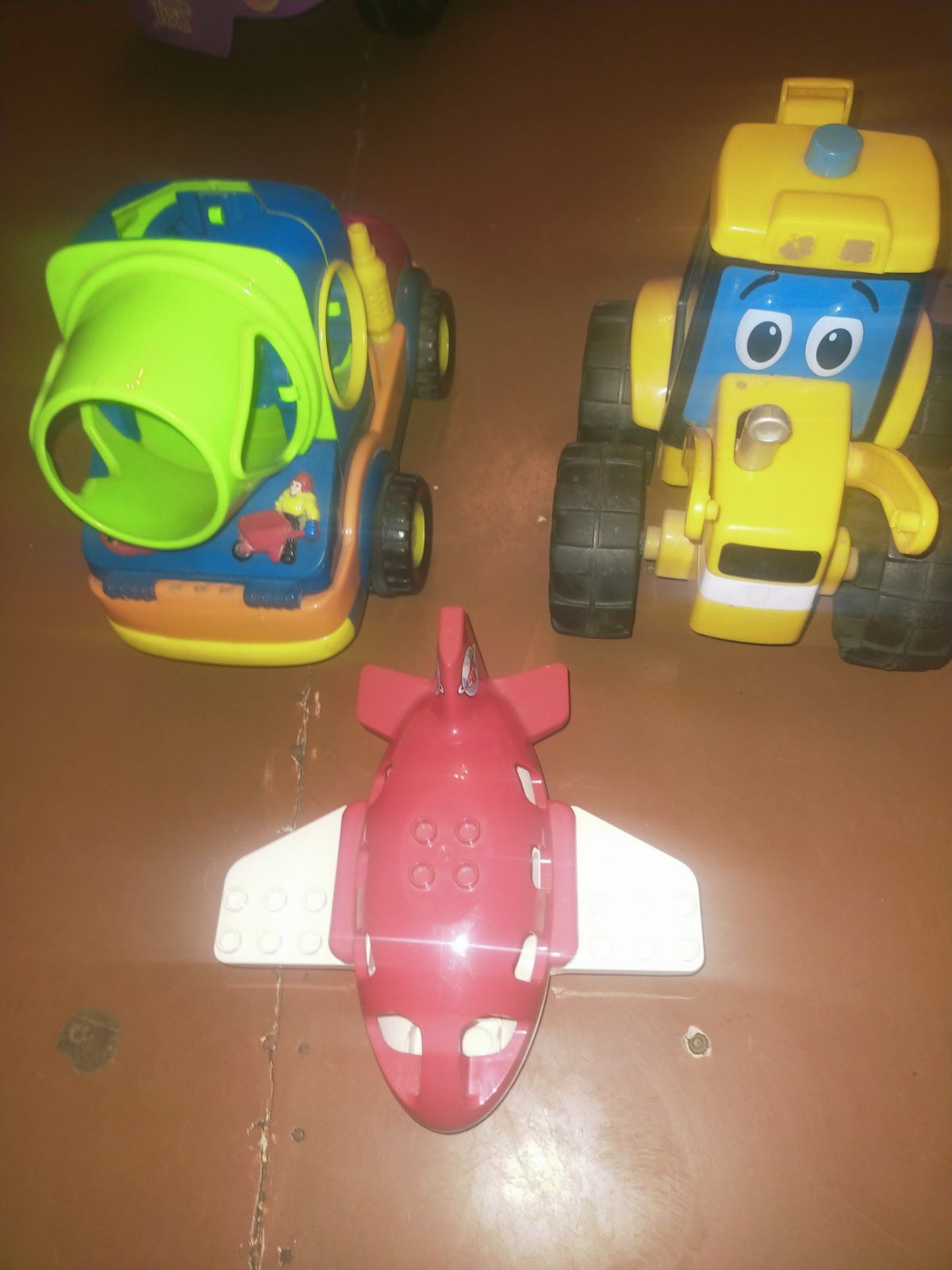 Детские игрушки машинки и самолёт