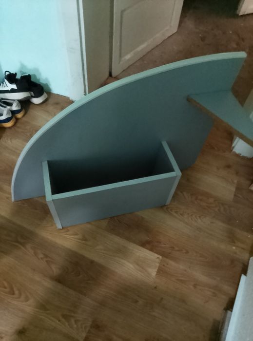 Углова полиця, в сірому кольорі.