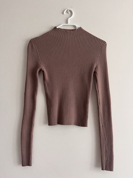 Brązowy półgolf z długim rękawem