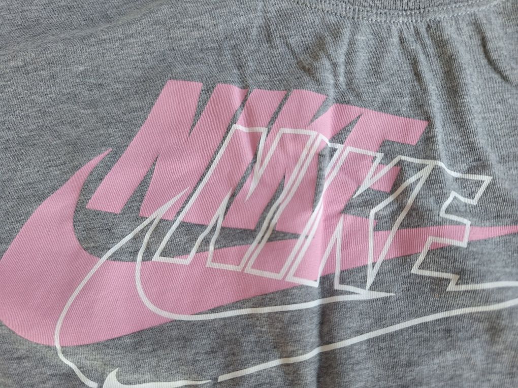 Krotki t-shirt crop koszulka Nike The Nike Tee
