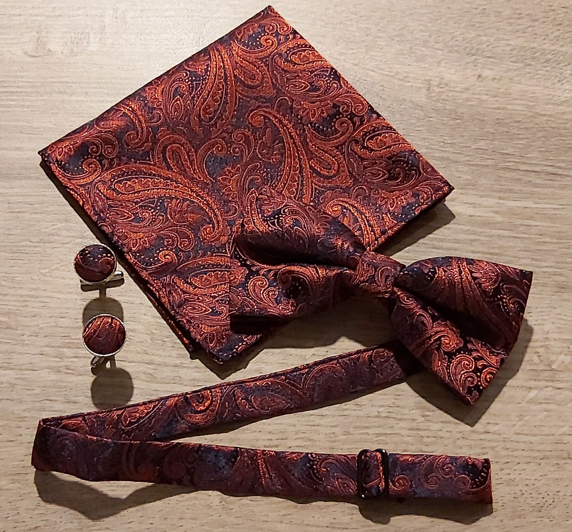 Elegancki zestaw mucha + poszetka + spinki wzór paisley żakard bordo