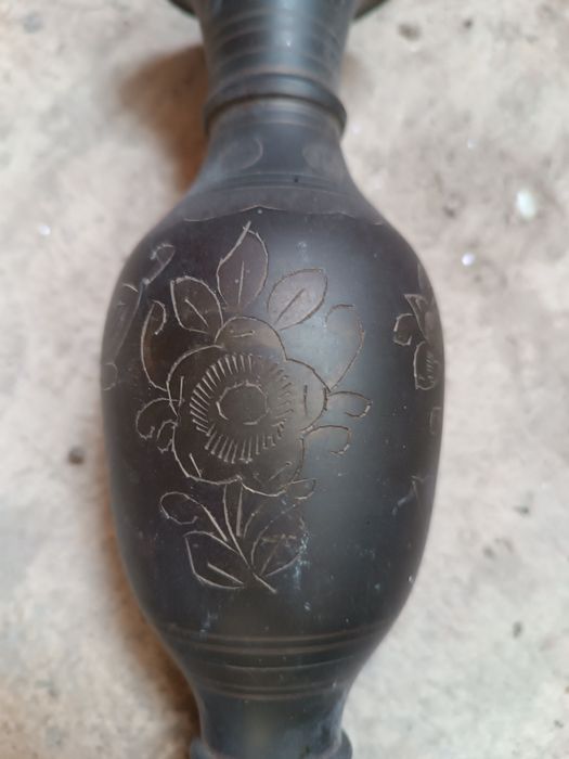 Jarra em bronze trabalhada