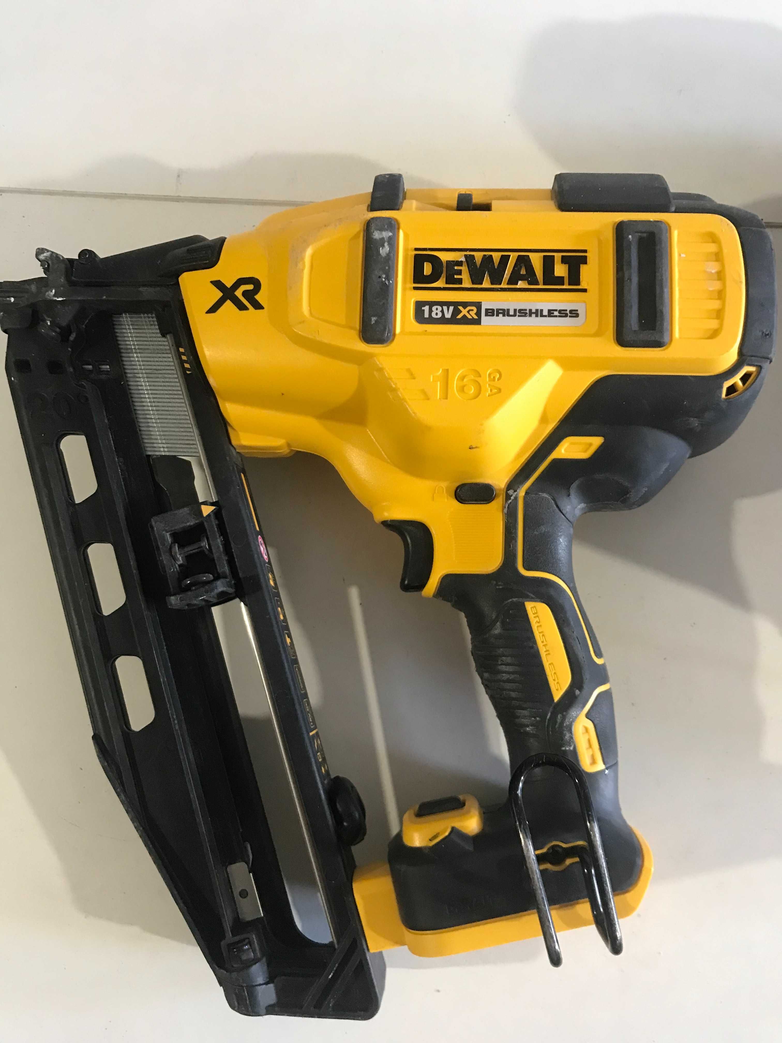 Акумуляторний пістолет цвяхозабивний DeWALT DCN660N  з Англії