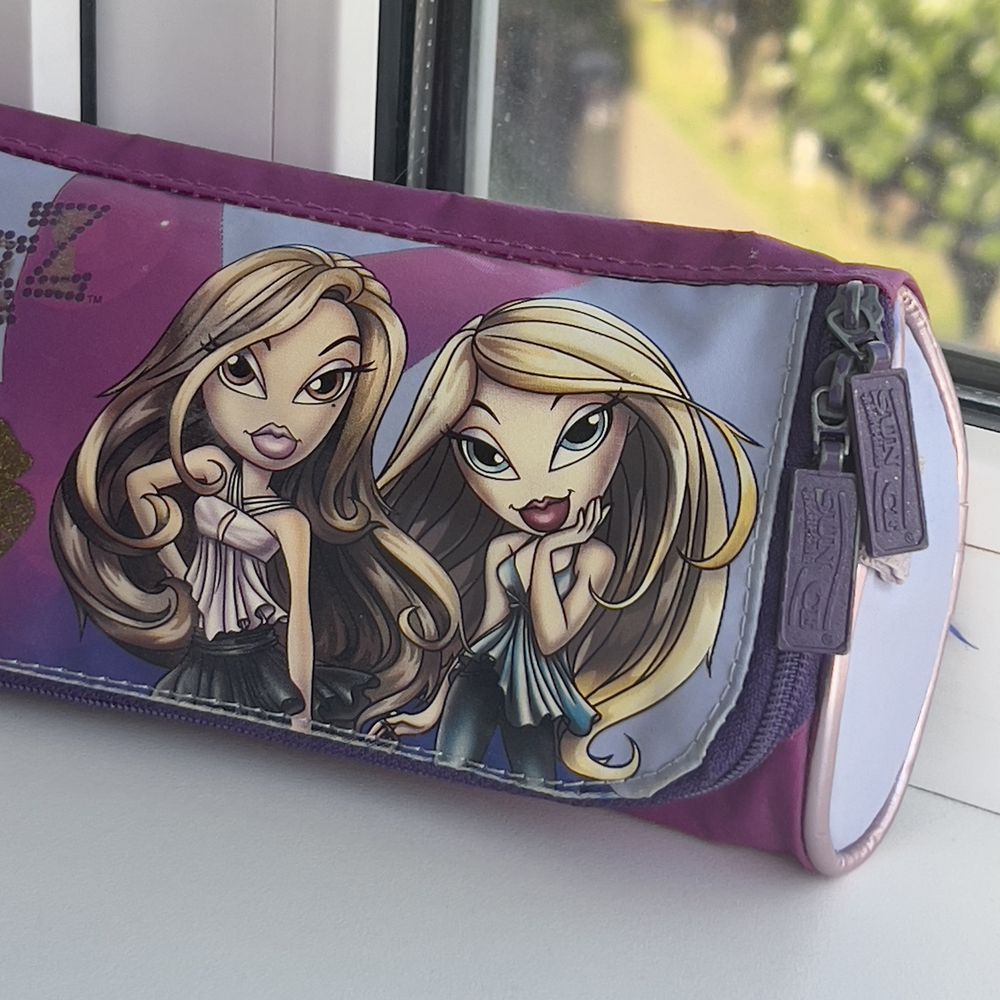Школьный пенал Bratz в нормальном состоянии