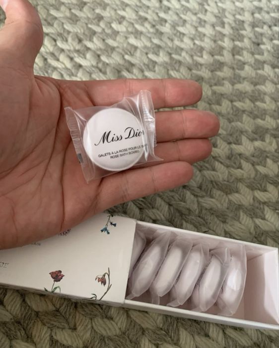 Dekoracja różane kule do kąpieli Miss Dior. Factice