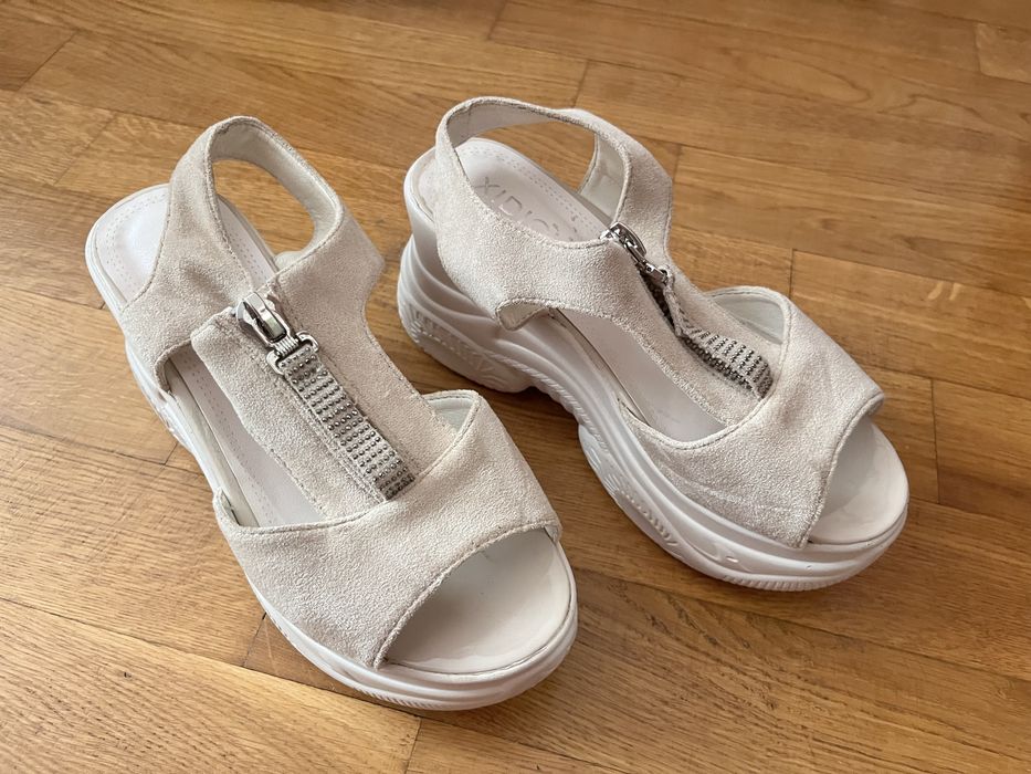 Сандалі на танкетці