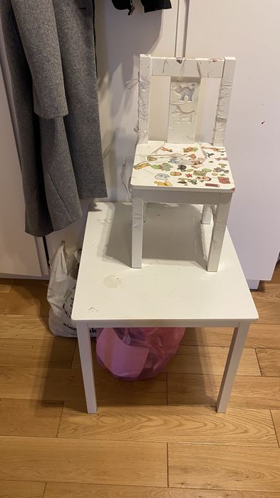 Drewniany stół i krzesło