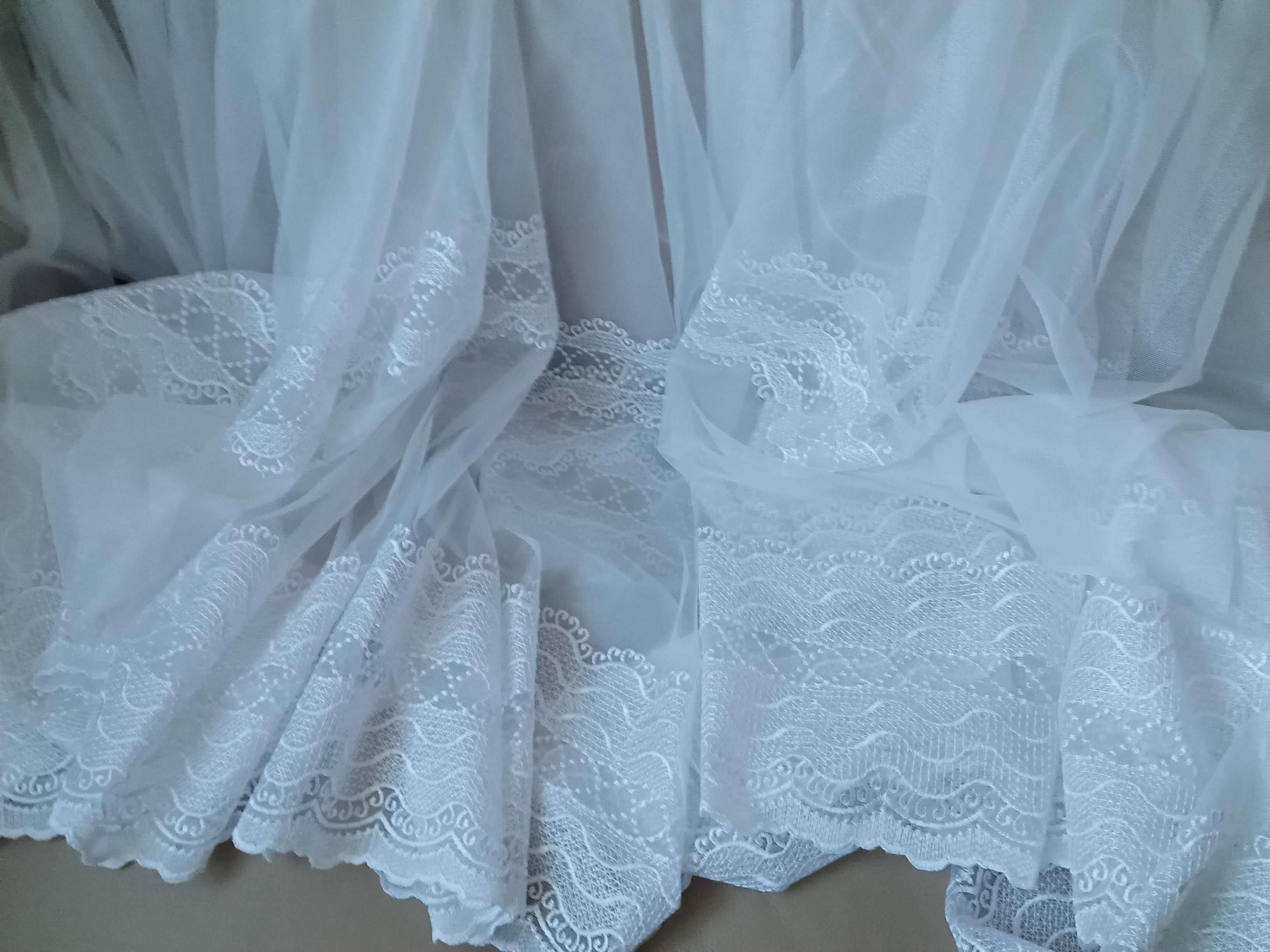 Duża firana nabłyszczana, biała, haftowana