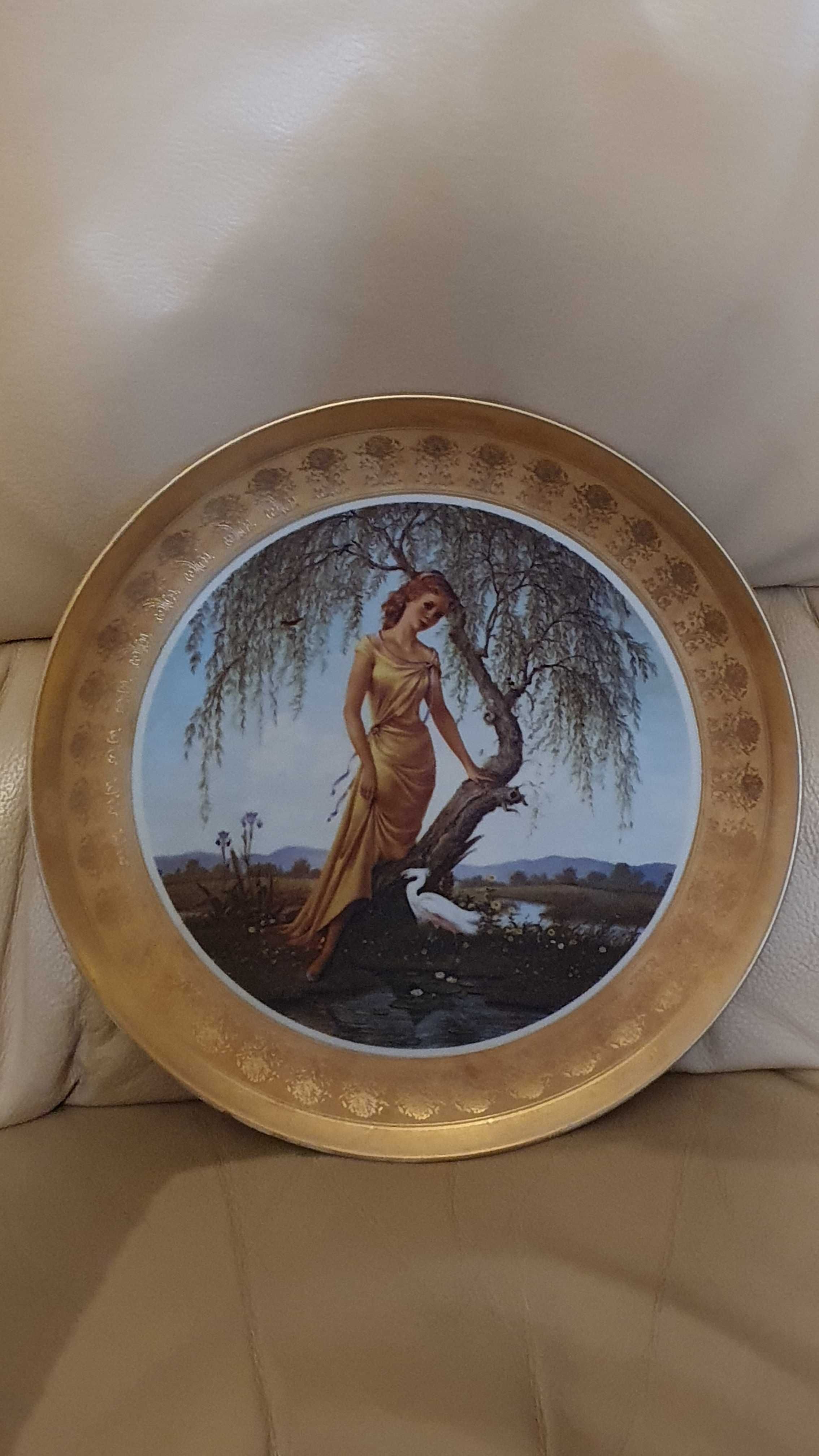 Prato pintado à mão, porcelana Bavaria, com rebordo a ouro.