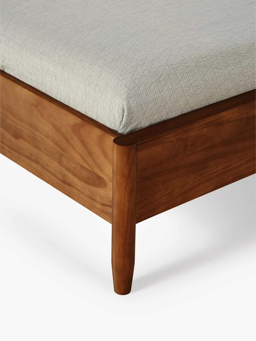 Łóżko z drewna sosnowego z zagłówkiem Windsor (Westwing)