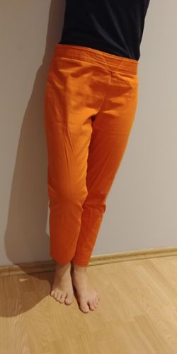 Wygodne spodnie pomarańczowe na lato