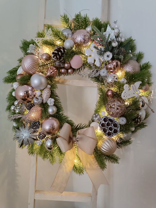 Wianek bożonarodzeniowy 50 cm na drzwi różowo biały Podświetlany