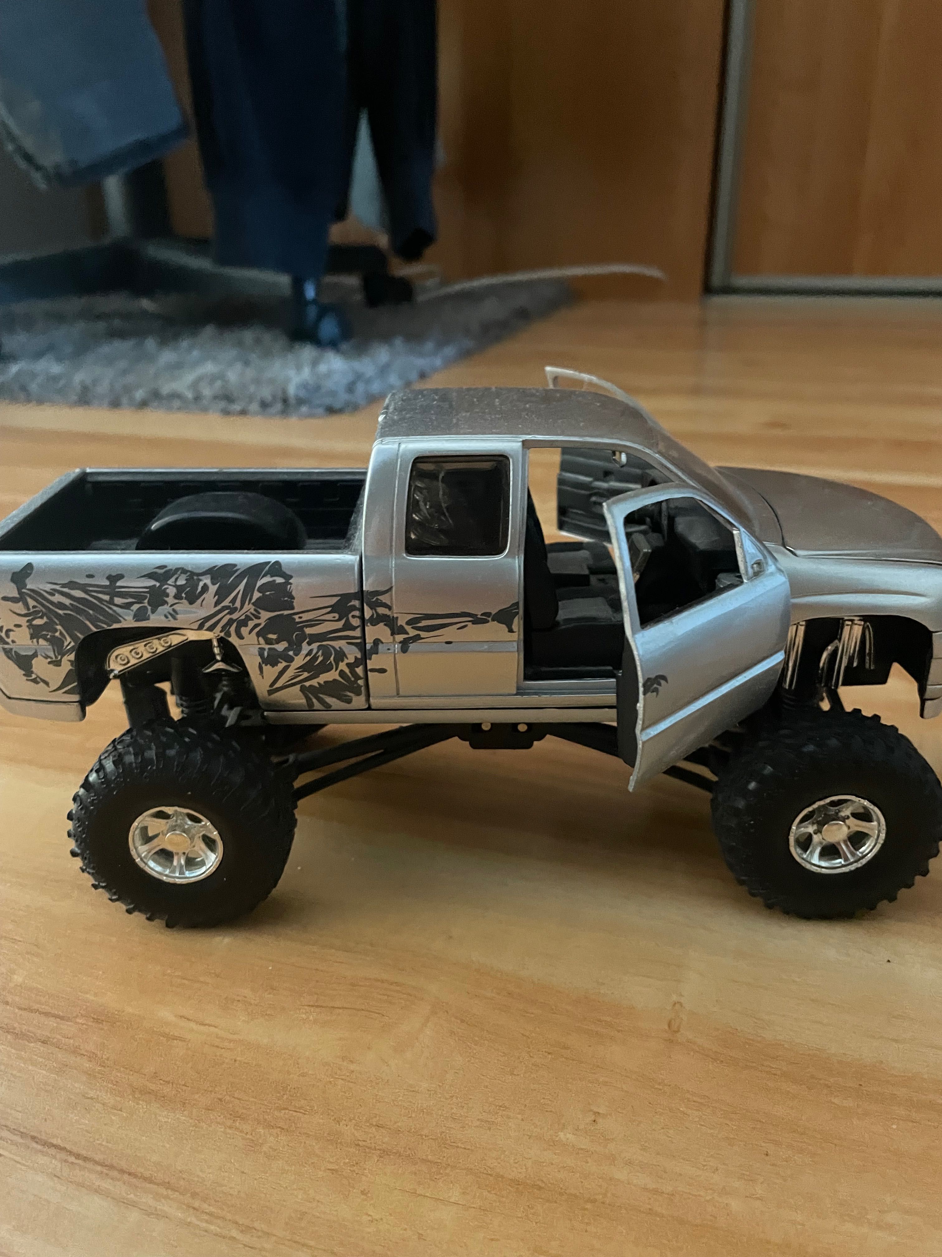 Model Maisto  rc Chevrolet Silverado 2002 skala 1/24