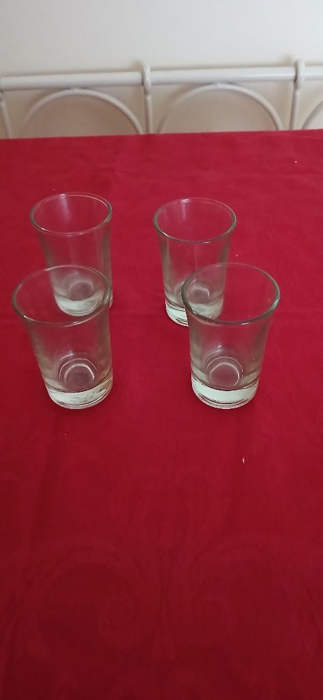 Quatro copos de shot, novos