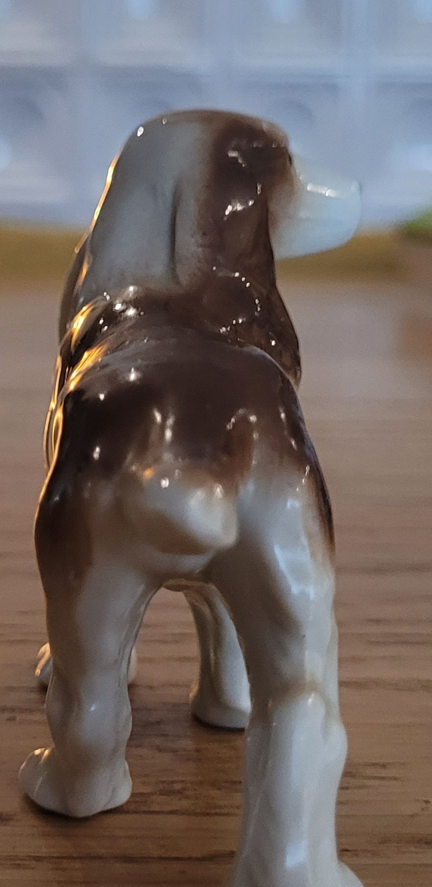 Porcelanowa figurka psa – sygnowana, piękne wykonanie, kolekcjonerska