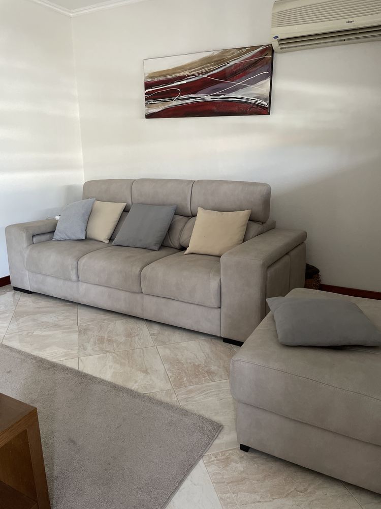 Sofa cinza extensivel com pufs