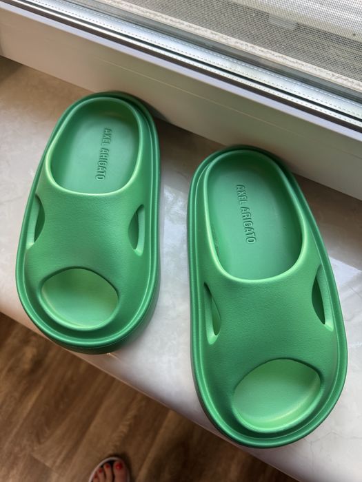 Шлепанцы и вьетнамки Axel Arigato