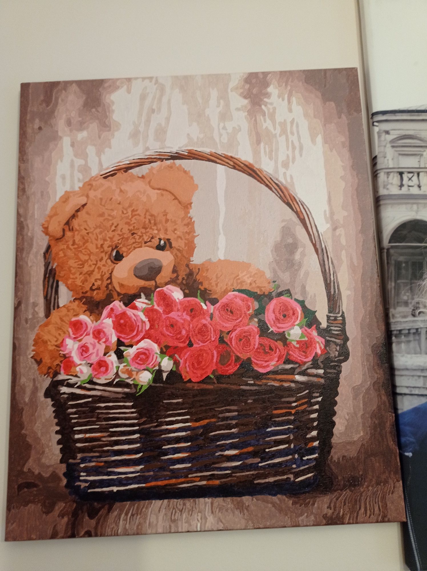 Картина акриловими фарбами "Ведмедик в кошику з квітами"