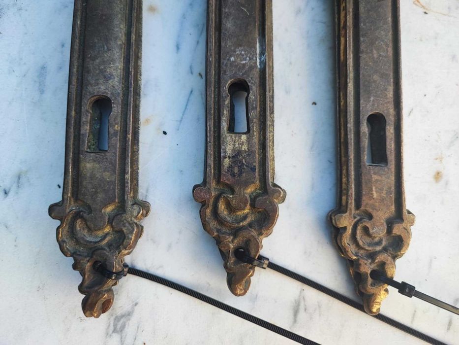 Stare szyldy,do drzwi,mosiężne,rozstaw 9,3 cm.cena za 1 komplet