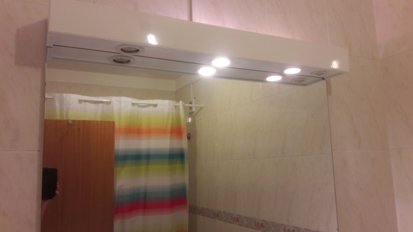 Espelho com iluminação de casa de banho