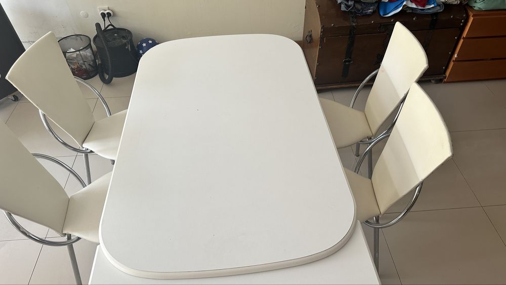 Mesa de cosinha  completa  com cadeiras.