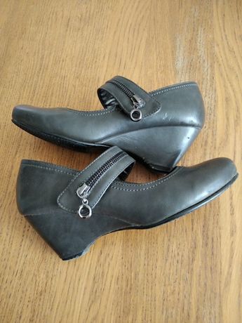 Sapatos cor cinza com tira para apertar