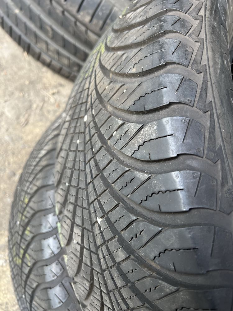 Шини Goodyear 215/65/17 дві пари однакового розміру