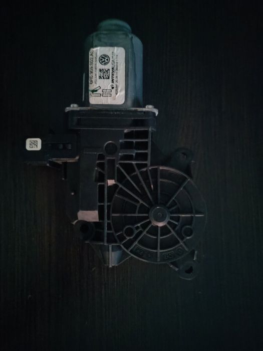 Продаю новий , повністю робочий стіклопідйомник VW Jetta