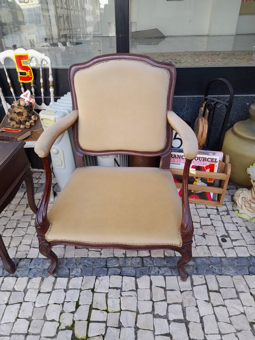 Cadeirões,  poltronas com pernas em madeira estofo veludo