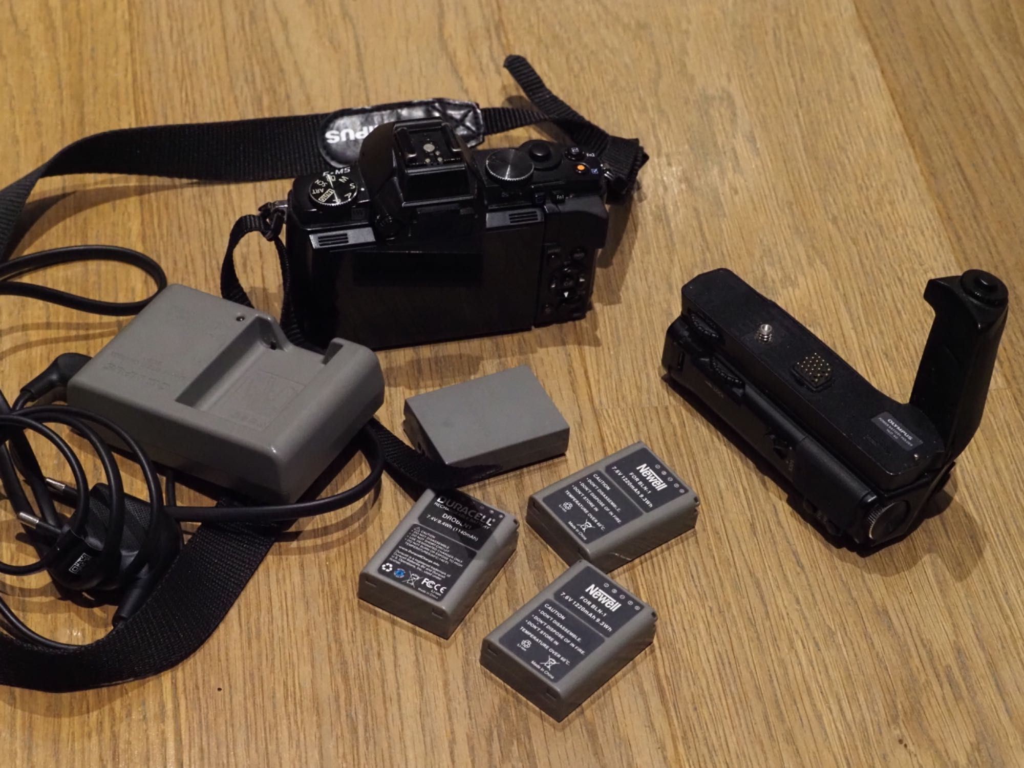 Olympus EM-5 mark I + grip HLD-6G + 4 baterie + lampa (11939 zdjęć)