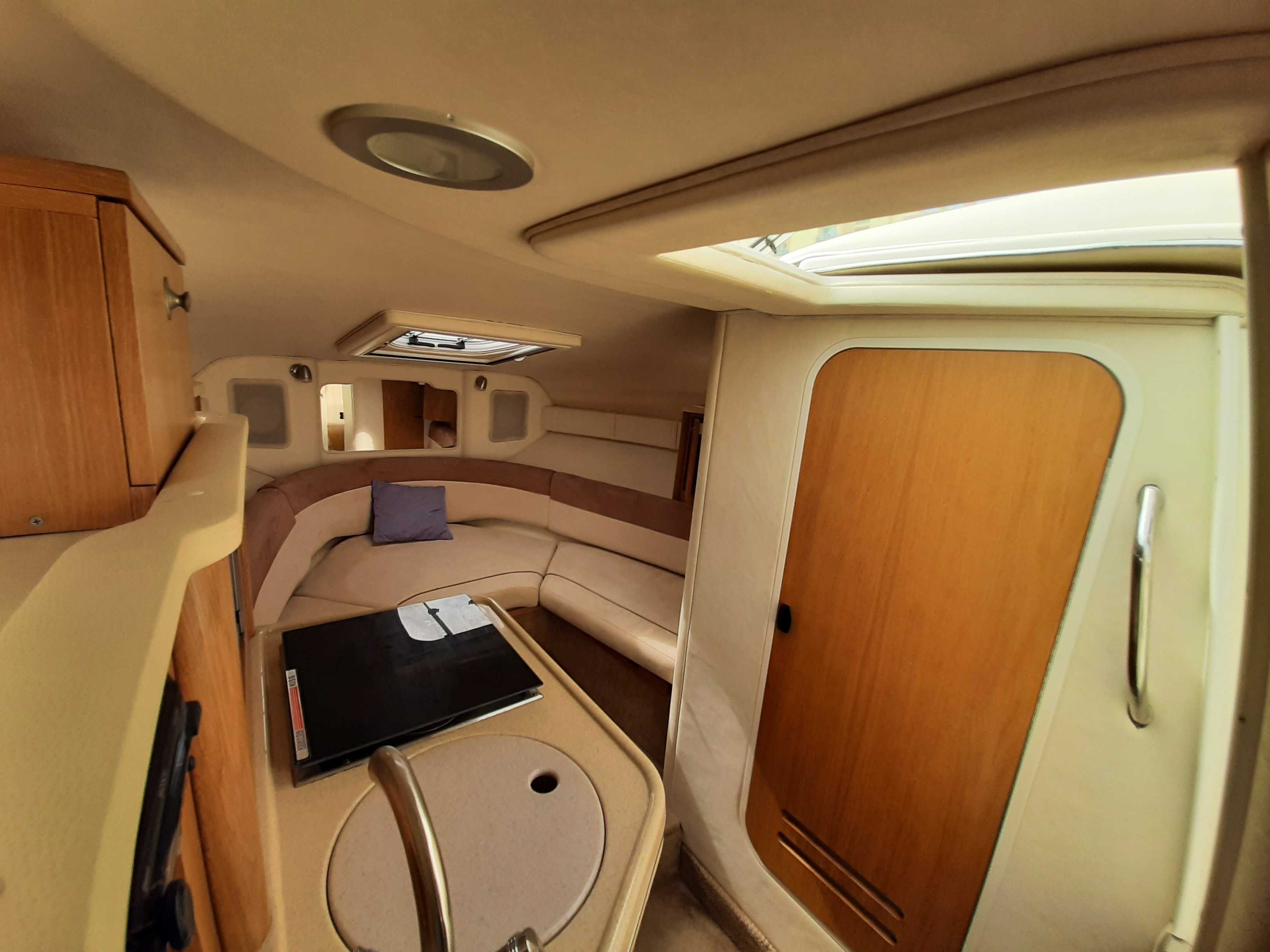 Barco Sea Ray 255 Sundancer - Conforto, Potência e Estilo