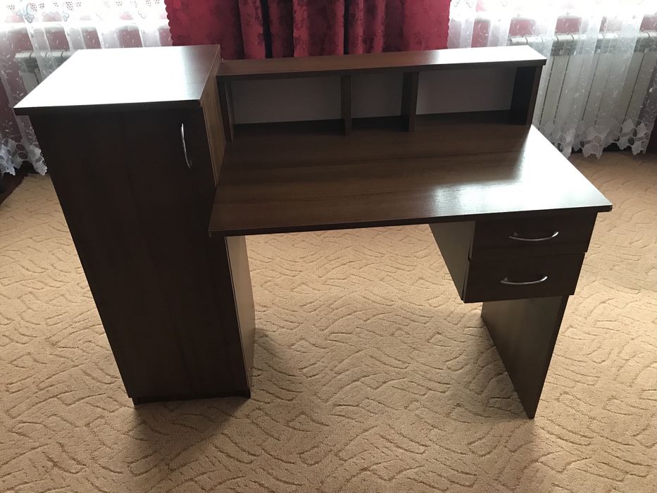 Стіл письмовий, в хорошому стані.