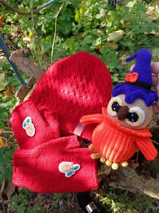 В'язана шапка, мітенки та іграшка