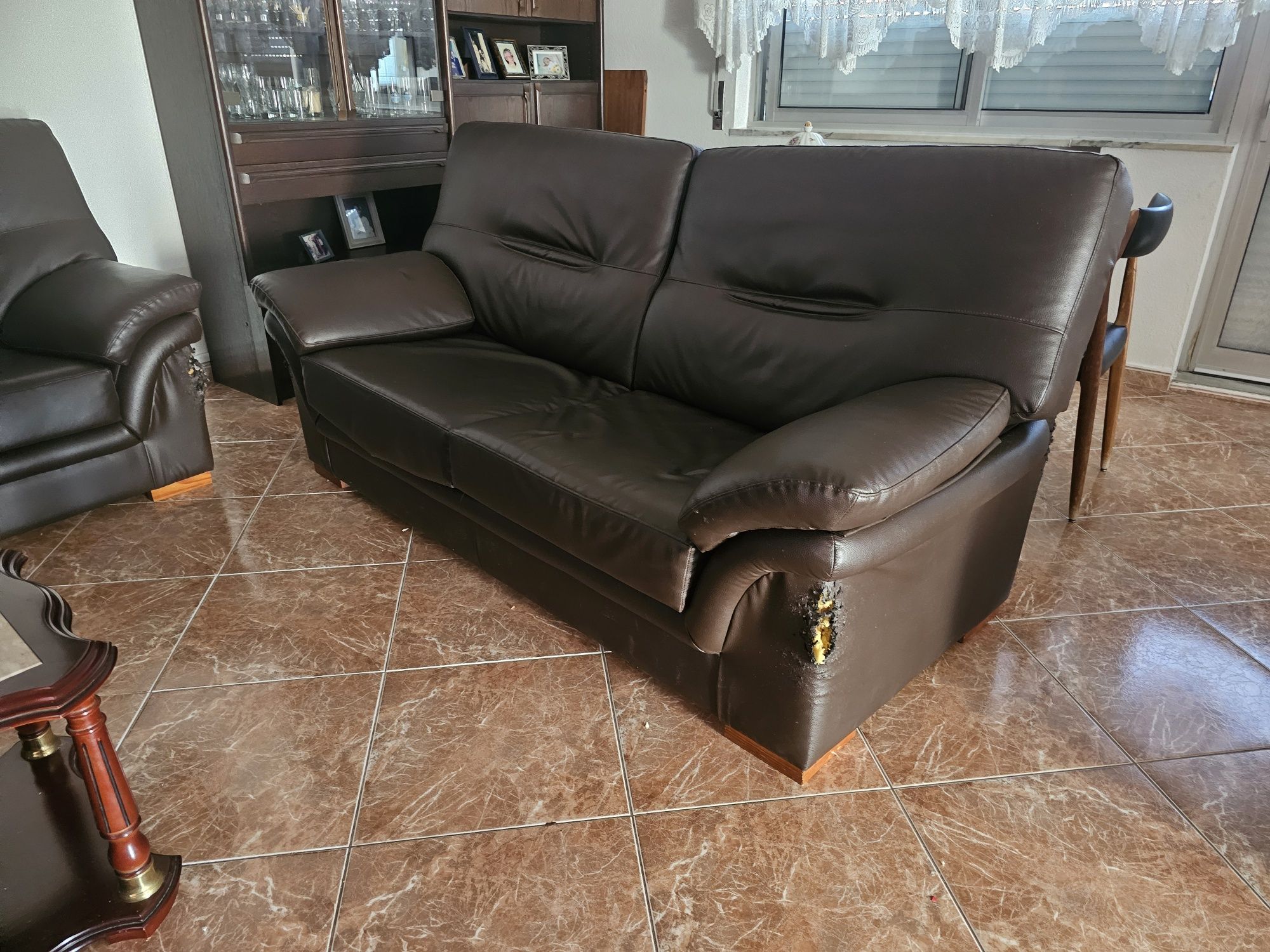 2 sofas castanhos 1 de 2 lugares e 1 de 3 lugares