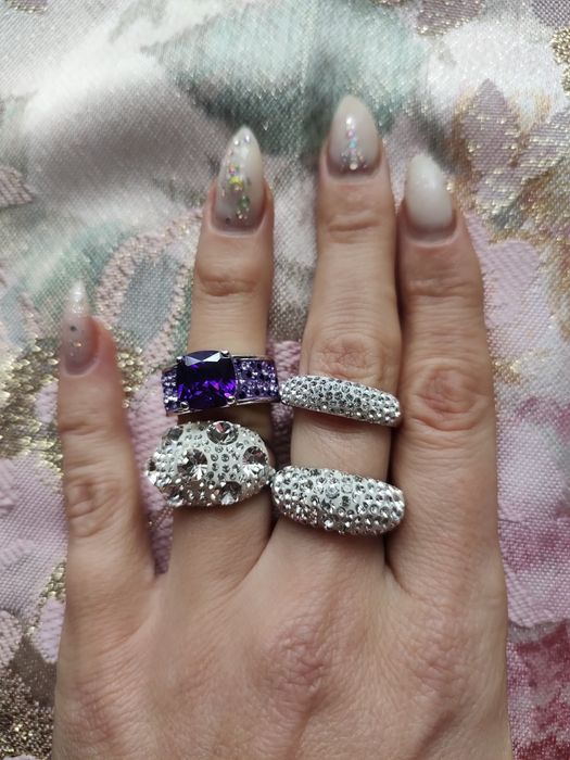 Прикраси красиві. Каблучки, брошки