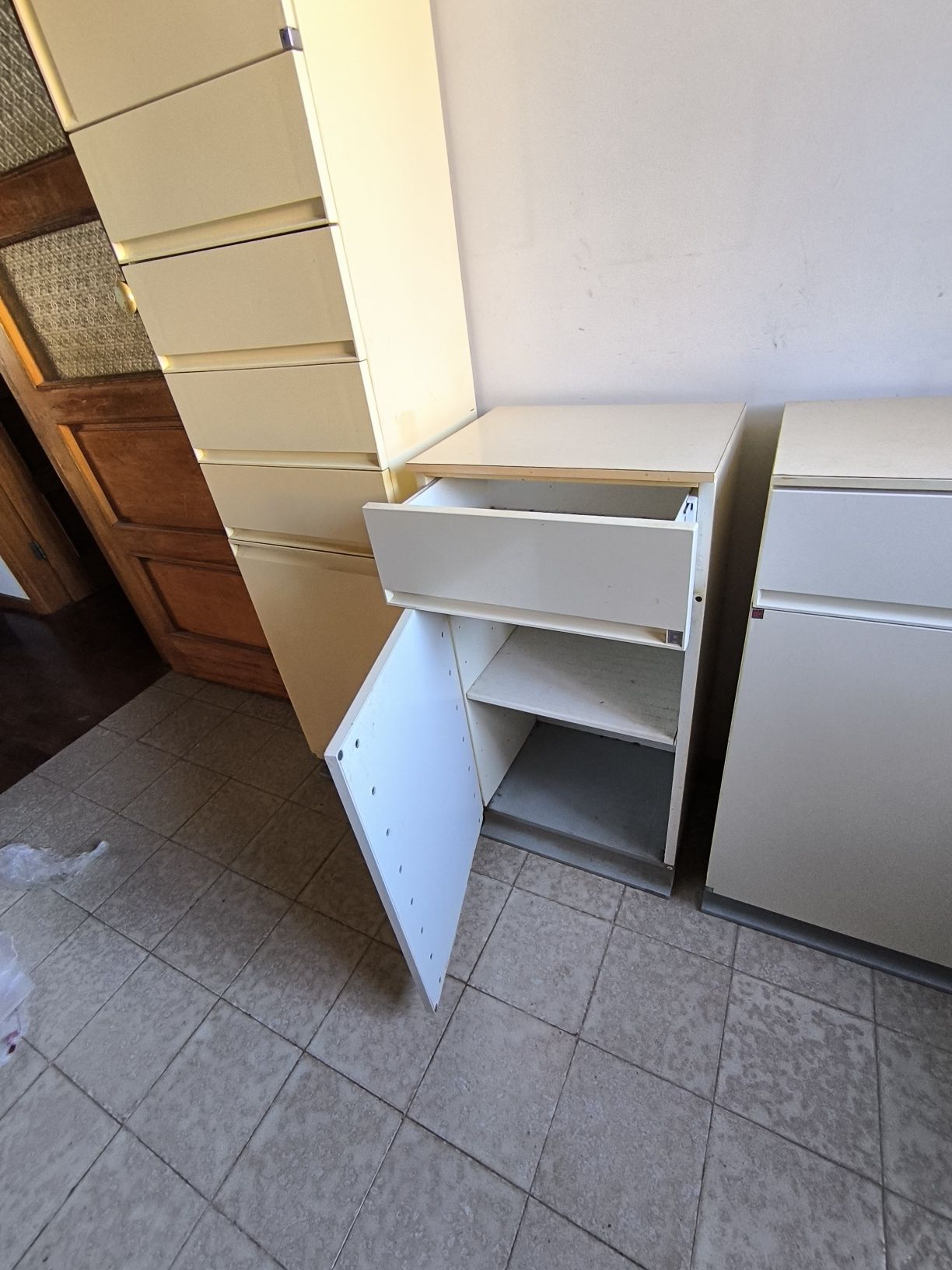 Ofereço 3 blocos de armários antigos de WC marca Allibert