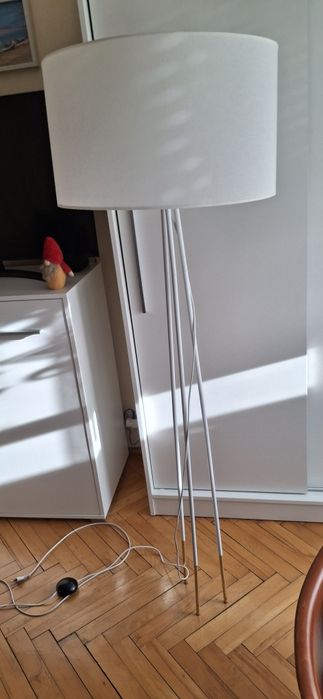 Biała lampa stojąca z salonu Agata stan bdb
