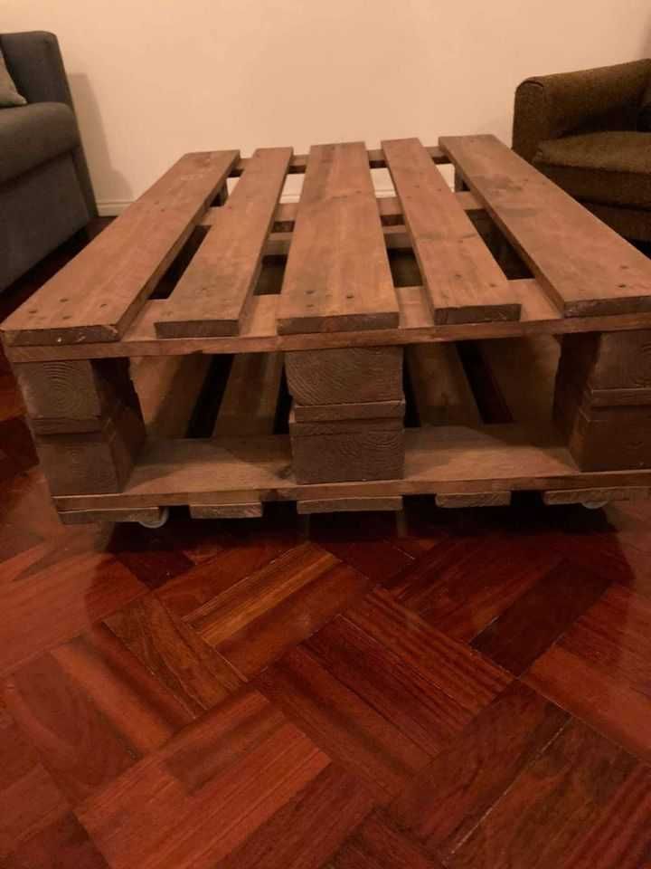 Mesa hecha de madera, fuerte y moderna